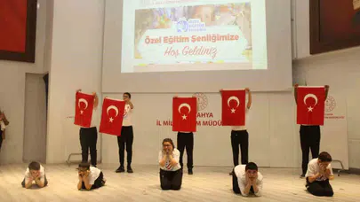 Kütahya’da sahne onların: Özel öğrenciler yetenekleriyle büyüledi