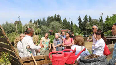 Çöp değil altın değerinde: İzmirliler mutfak atıklarını doğaya geri kazandırıyor
