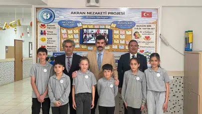 Sandıklı'da nezaket rüzgarı: Öğrenciler örnek davranışlarıyla geleceğe ışık tutuyor