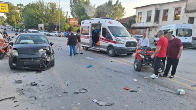 Tarsus'ta dehşet anları kamerada: Kavşakta ATV ile otomobil çarpıştı