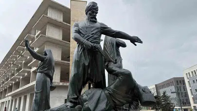 Kahramanmaraş’ın kalbi yeniden eski günlerine döndü: Atatürk ve Sütçü İmam anıtı meydandaki yerini aldı
