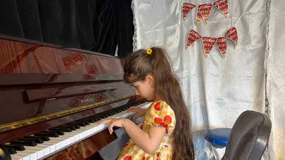 Gözleri görmüyor ama notalarla dünyayı aydınlatıyor: 6 yaşındaki Nil’in müzik tutkusu
