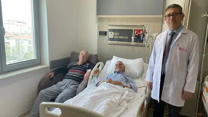 Bıçak altına yatmadan şah damarı sağlığına kavuştular: İki hastaya aynı gün başarılı operasyon