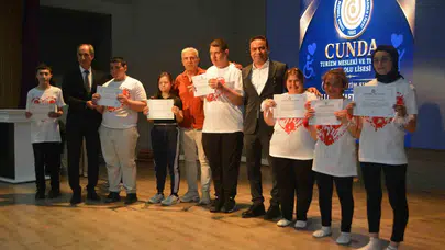 Ayvalık’ta renklerin kardeşliği: Özel öğrenciler sahneye çıktı, gönülleri fethetti