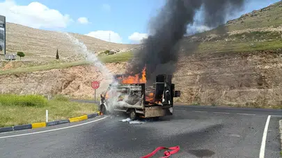 Diyarbakır-Mardin yolunda korku dolu anlar: Eşya yüklü kamyonet küle döndü