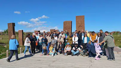 Tarihin sessiz tanıkları bayramda ziyaretçi akınına uğradı: Ahlat’ta bin yıllık yolculuk
