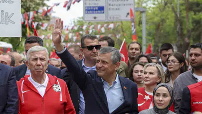 Özgür Özel’den gençlere çağrı: Siyasetin yaşını düşürüp emaneti gerçek sahiplerine bırakacağız
