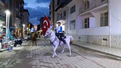 Selendi sokaklarında 19 Mayıs coşkusu: Atlı kortej geceye damga vurdu