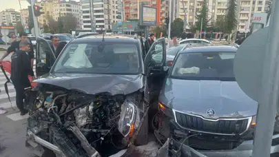 Elazığ trafiğinde korku dolu anlar: Kavşakta üç araç birbirine girdi