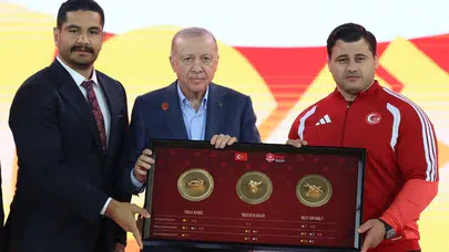 Minderin devlerinden Cumhurbaşkanı Erdoğan'a anlamlı hediye: Başarı dolu 15 yıl tek tabloda buluştu