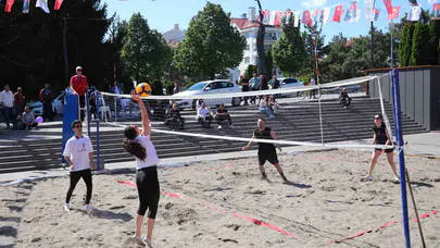 Bolu’ya plajı getirdiler: Şehir merkezinde voleybol heyecanı