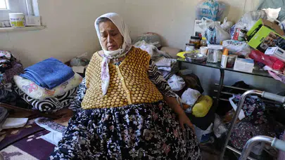 15 yıldır tek bir çekyatın üzerinde hapis: 35 kiloluk kitle hayatını kararttı