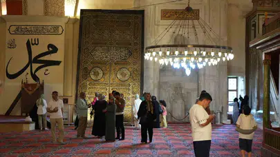 Edirne’nin manevi rotasında bayram yoğunluğu: Kabe’den gelen kutsal emanetler ziyaretçi akınına uğradı