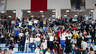 Turgutlu’da tarihi gece: Sultanlar final serisine galibiyetle başladı