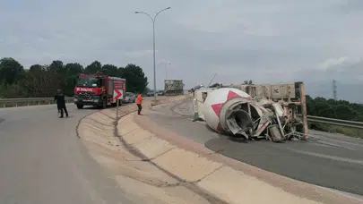İnegöl yolunda korkutan kaza: Beton mikseri virajı alamadı
