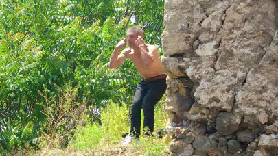 Dün anıtta bugün surlarda: Antalya'daki eylemciyi çorba iknası durdurdu