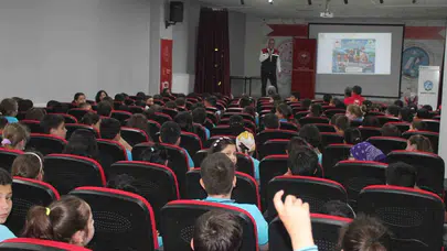 Geleceğin nesillerine denizleri sevdirdiler: Minik öğrencilere balık-ekmekli ders