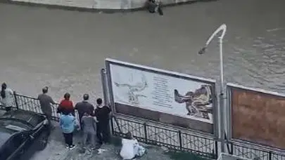 Borçka’da yürekleri ağza getiren anlar: 300 metre sürüklendi, kahraman vatandaşlar sayesinde hayata tutundu