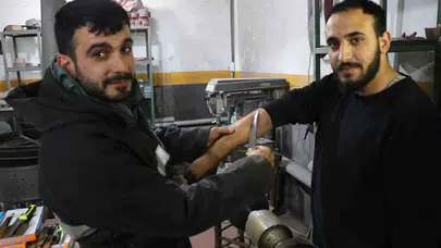 Sivas bıçağına jilet rakip olamaz: Kol kıllarını tek hamlede kesti
