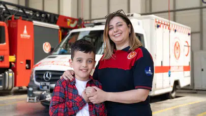 İtfaiyeci annenin çifte mesaisi: Sokakta hayat kurtarıyor, evde mucizeyi büyütüyor