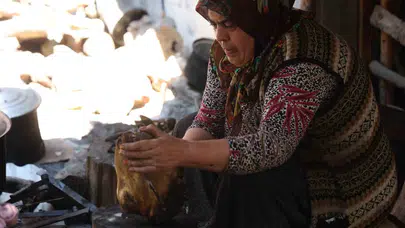 Kurbanın bereketi ocak başında kazanca dönüştü: 12 saatlik mesaiyle aile bütçesine destek