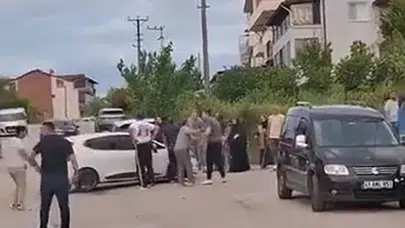 Gölcük’te dehşet anları: Sokak ortasında silahlar konuştu, 5 kişi hastanelik oldu
