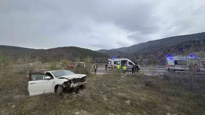 D100 karayolunda dehşet anları: Kontrolden çıkan otomobil kanala uçtu, 4 kişi yaralandı