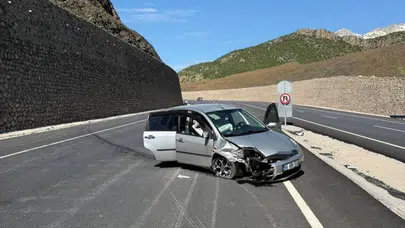 Bitlis yolunda yürekleri ağza getiren kaza: Direksiyon hakimiyetini kaybedince şarampole uçtu
