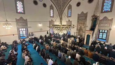 Karapınar’da bayram coşkusu: Tarihi camide omuz omuza saf tutuldu