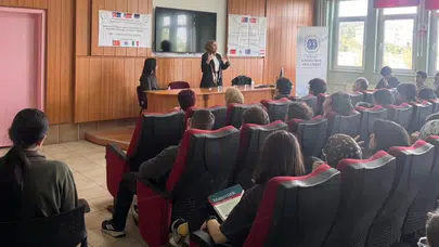 Okul sıralarından hukuk kürsüsüne uzanan başarı hikayesi: Mezun olduğu lisede gençlere yol gösterdi