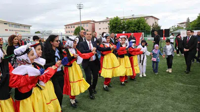 Protokolü bir kenara bıraktı: Iğdır Valisi Taşolar gençlerle sahnede devleşti