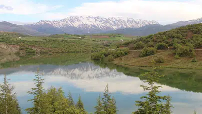 Doğanın kalbinde tablo gibi manzara: Berit Dağı ve Esence Göleti baharı selamlıyor