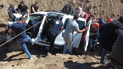 Muş’ta korkutan kaza: Sürücünün kontrolünü kaybettiği araç çaya uçtu