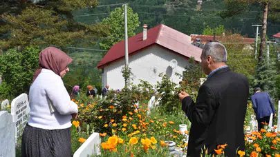 Bayramın hüznü mezarlıklara taştı: Sevdiklerine bir dua borcu olanlar kabir başlarında buluştu