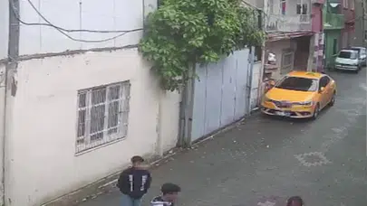 Adana'da vicdanları sızlatan anlar: Sokakta yaşayan vatandaşa saldırıp güldüler