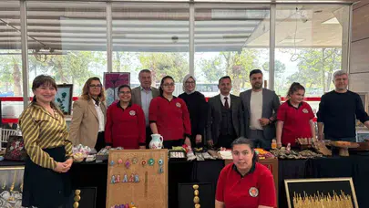 Hastane koridorları sanat galerisine dönüştü: Özel öğrencilerin azmi hayran bıraktı