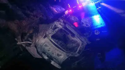 Alanya'da gece yarısı dehşeti: Bariyerlere çarpan araç küle döndü