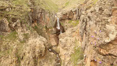 Afyon’da bahar bereketi: Uçak Şelalesi coştu, doğa yeniden hayat buldu