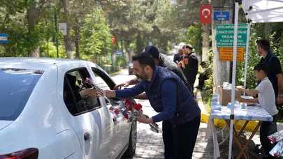 Elazığ’da bayram öncesi duygusal buluşma: Kabir ziyaretlerine çiçekli dokunuş
