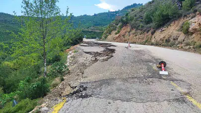 Turistik rotada korkutan heyelan: Tarihi köprüye ulaşım tek şeride düştü