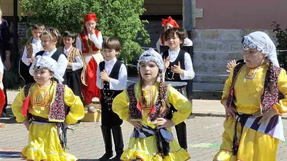 Edirne’de bahar coşkusu: Minik öğrenciler gelenekleri sahnede yaşattı