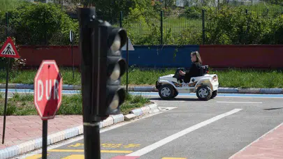Sınıfta değil direksiyon başında: Minikler trafik kurallarını uygulamalı öğrendi