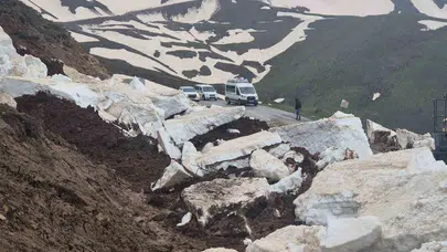 Muş’ta ulaşım kabusu sona erdi: Heyelanla kapanan grup yolu temizlendi