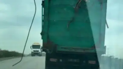 Aliağa trafiğinde dehşet anları: Tonlarca ağırlıktaki hurda yola taştı