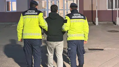 Trafikte dehşet anları: Kaza sonrası sürücüyü dövüp kaçtılar, adliye çıkışı cezaevini boyladılar