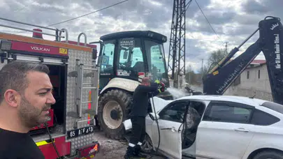 Van-Erciş yolunda korkutan kaza: İş makinesi otomobile çarptı