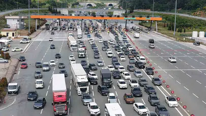 Kurban Bayramı yollara döküldü: Megakentte trafik kilitlendi