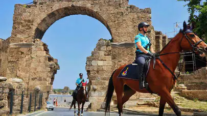 Turistlerin gözdesi Side’de yeni dönem: Atlı jandarmalar asayişi devraldı