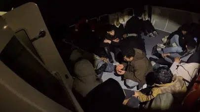 Kuşadası açıklarında ölümle burun buruna geldiler: Sahil Güvenlik'ten nefes kesen operasyon