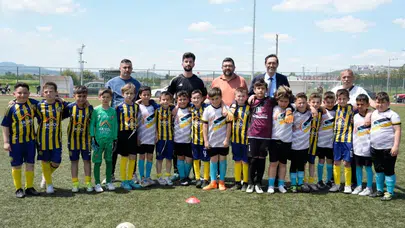 Tavşanlı’da yeşil sahalarda bayram coşkusu: Geleceğin yıldızları sahne aldı